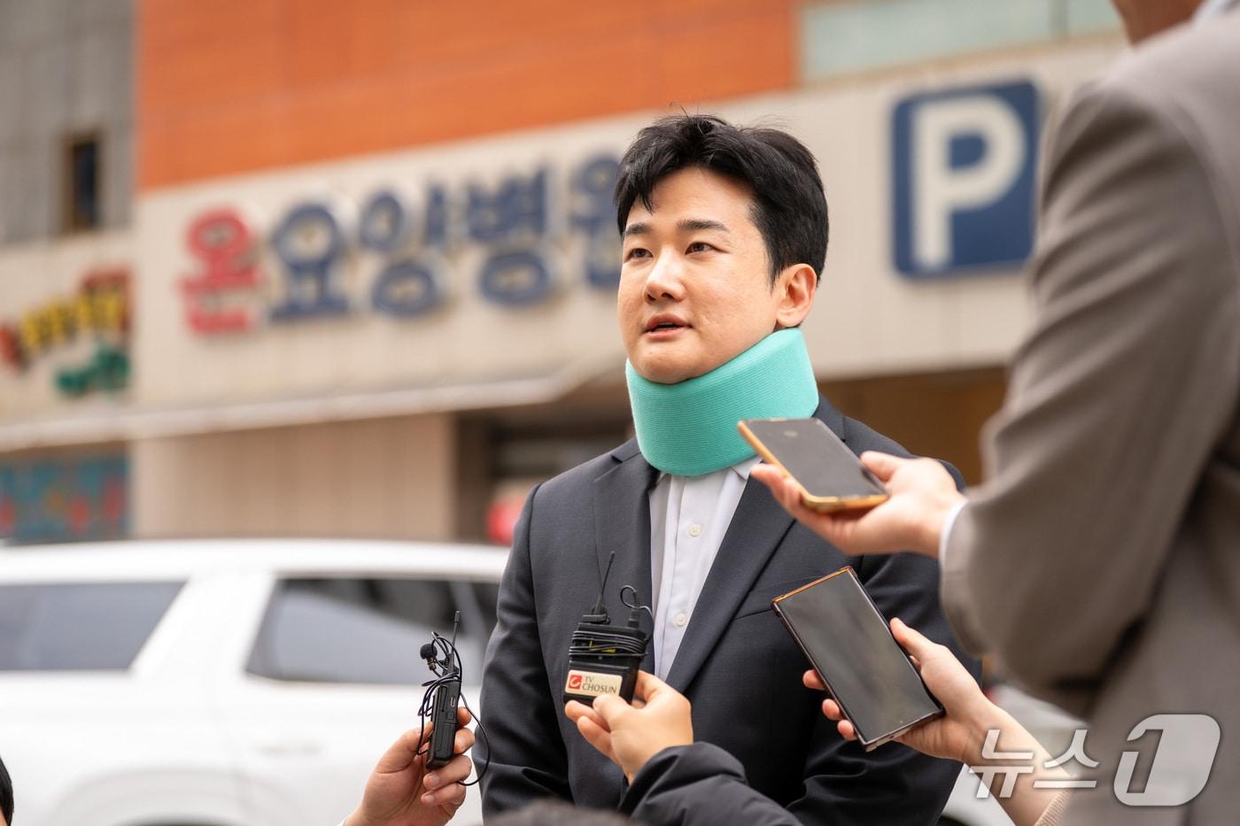 본문 이미지 - 정이한 개혁신당 부산시장 후보가 29일 퇴원한 직후 진행한 기자회견에서 소감을 밝히고 있다.(개혁신당 부산시당 제공. 재판매 및 DB금지)