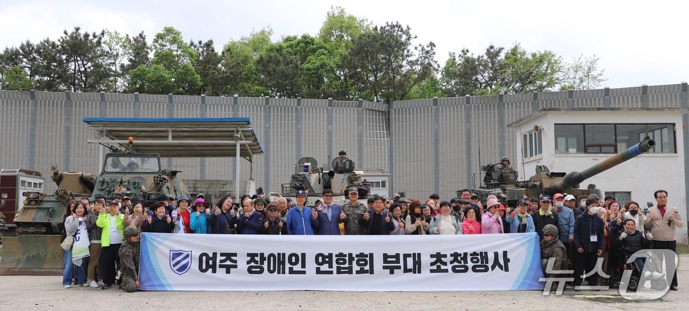 본문 이미지 -  육군 11기동사잔 사자여단이 28일 경기 양평 종합훈련장에서 여주 장애인연합회 관계자를 대상으로 부대 초청행사를 진행하고 기념사진을 찍고 있다.(11사단 제공. 재판매 및 DB 금지)/뉴스1