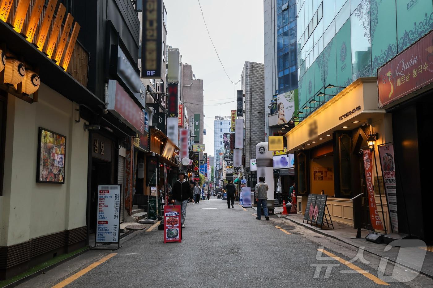 본문 이미지 - 29일 서울 종로구 상점가가 한산한 모습을 보이고 있다. 자영업자 현재경기판단지수(CSI)는 전월 대비 17포인트 하락한 61을 기록했다. 2026.4.29 ⓒ 뉴스1 이종수 인턴기자