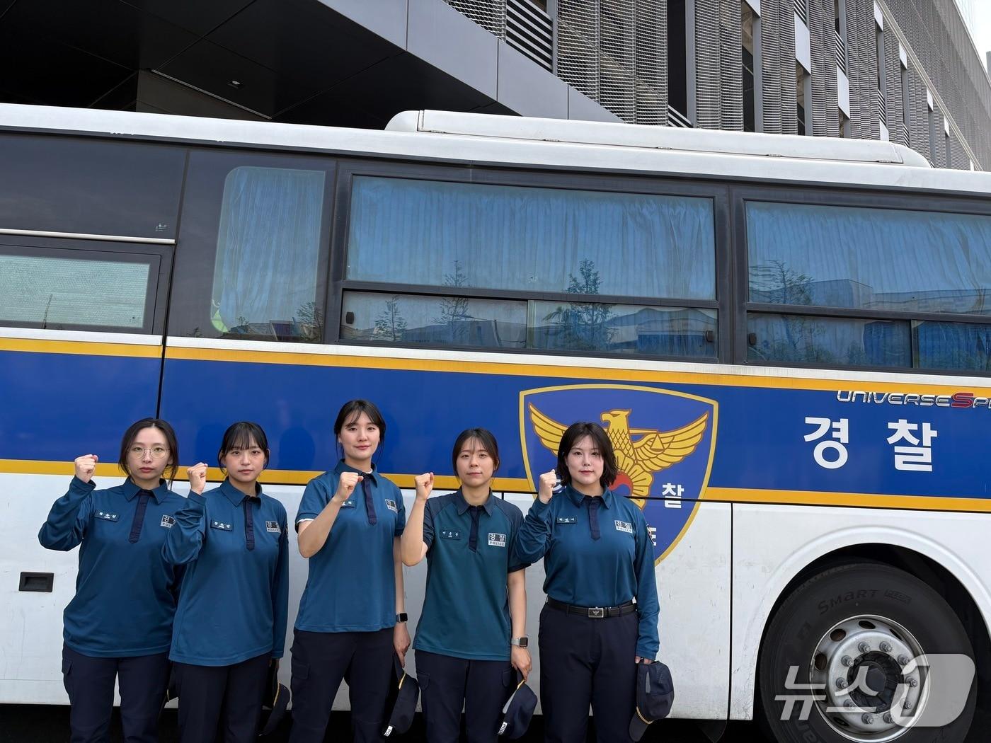 본문 이미지 - 12기동대 경찰관 5명.(경기남부경찰청 제공)