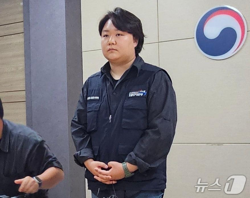 본문 이미지 - 박연수 민주노총 화물연대 기획실장이 29일 고용노동부 진주지청에서 합의서 조인식에 대해 설명하고 있다. 2026.4.29/뉴스1 한송학기자