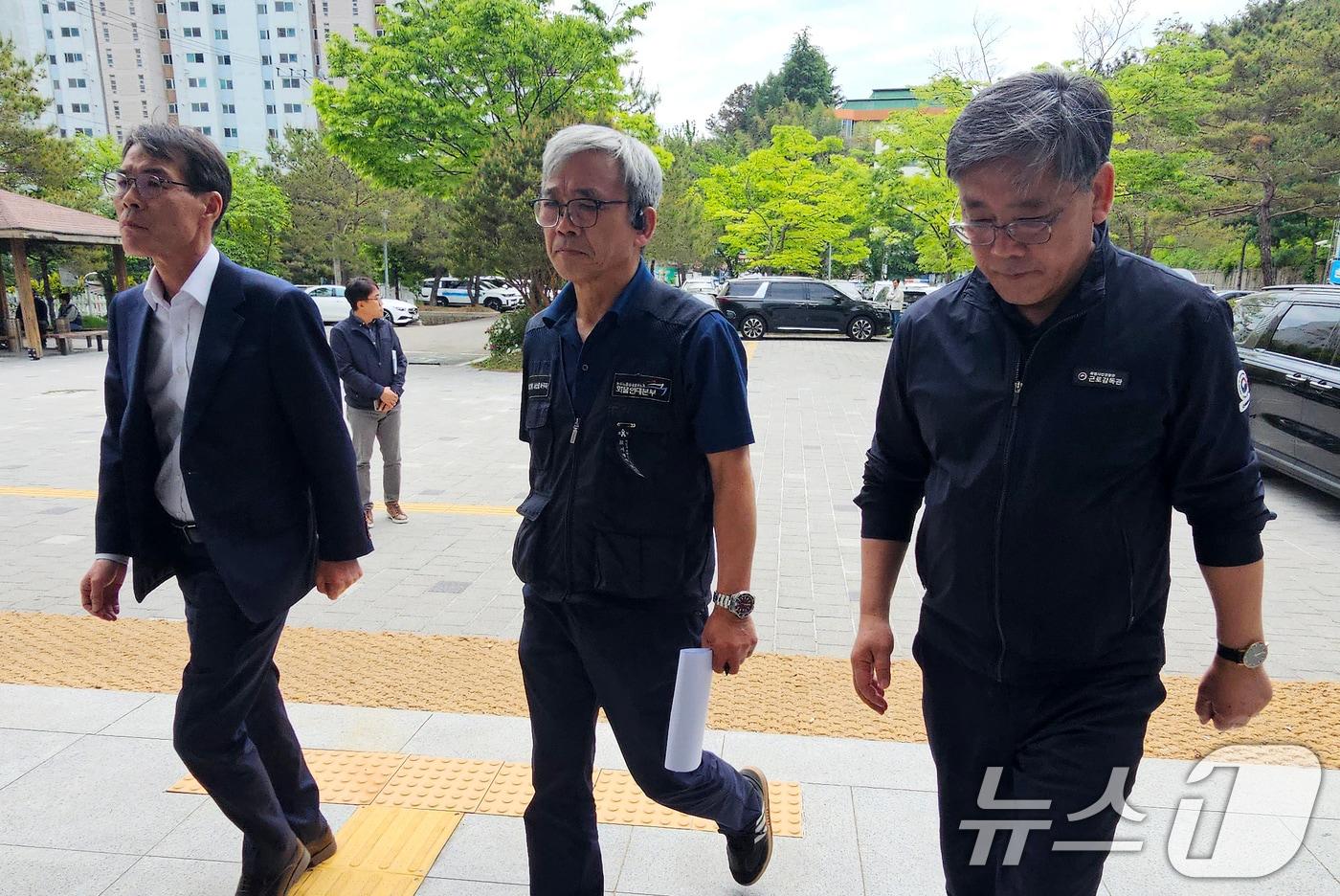 본문 이미지 - 김종인 화물연대 정책교섭위원장이 29일 낮 12시께 고용노동부 진주지청을 합의서 조인식을 위해 들어서고 있다. 2026.4.29 ⓒ 뉴스1 한송학 기자