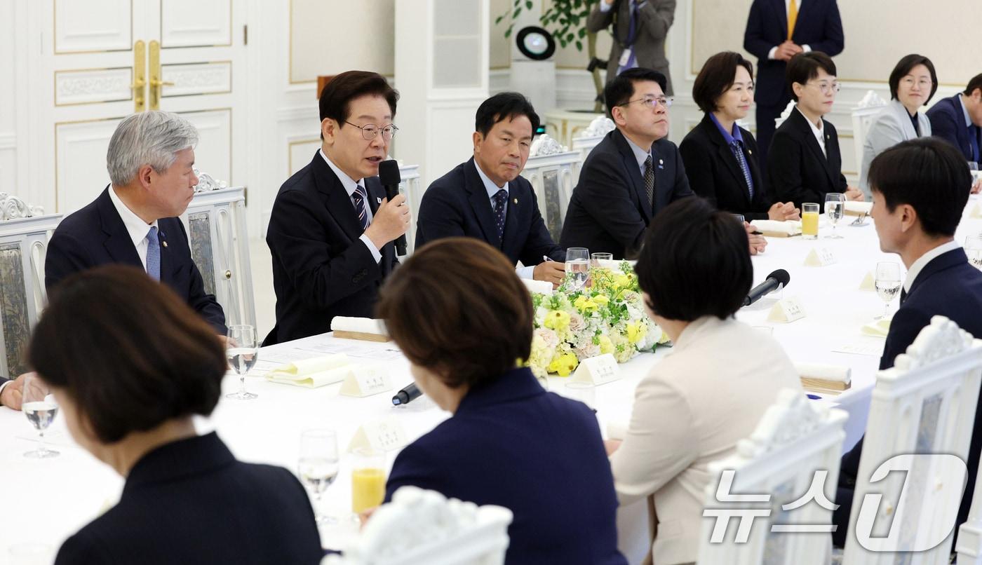 본문 이미지 - 이재명 대통령이 29일 청와대에서 열린 비교섭단체 및 무소속 국회의원 초청 오찬 간담회에서 발언을 하고 있다. (청와대통신사진기자단) 2026.4.29 ⓒ 뉴스1 이재명 기자
