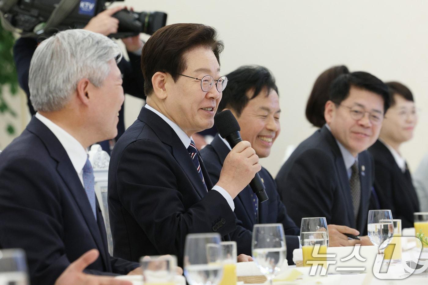 본문 이미지 - 이재명 대통령이 29일 청와대에서 열린 비교섭단체 및 무소속 국회의원 초청 오찬 간담회에서 발언을 하고 있다. (청와대통신사진기자단) 2026.4.29 ⓒ 뉴스1 이재명 기자