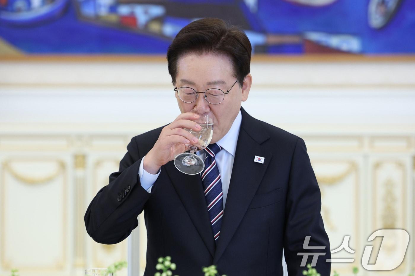 본문 이미지 - 이재명 대통령이 29일 청와대에서 열린 비교섭단체 및 무소속 국회의원 초청 오찬 간담회에서 목을 축이고 있다. (청와대통신사진기자단) 2026.4.29 ⓒ 뉴스1 이재명 기자