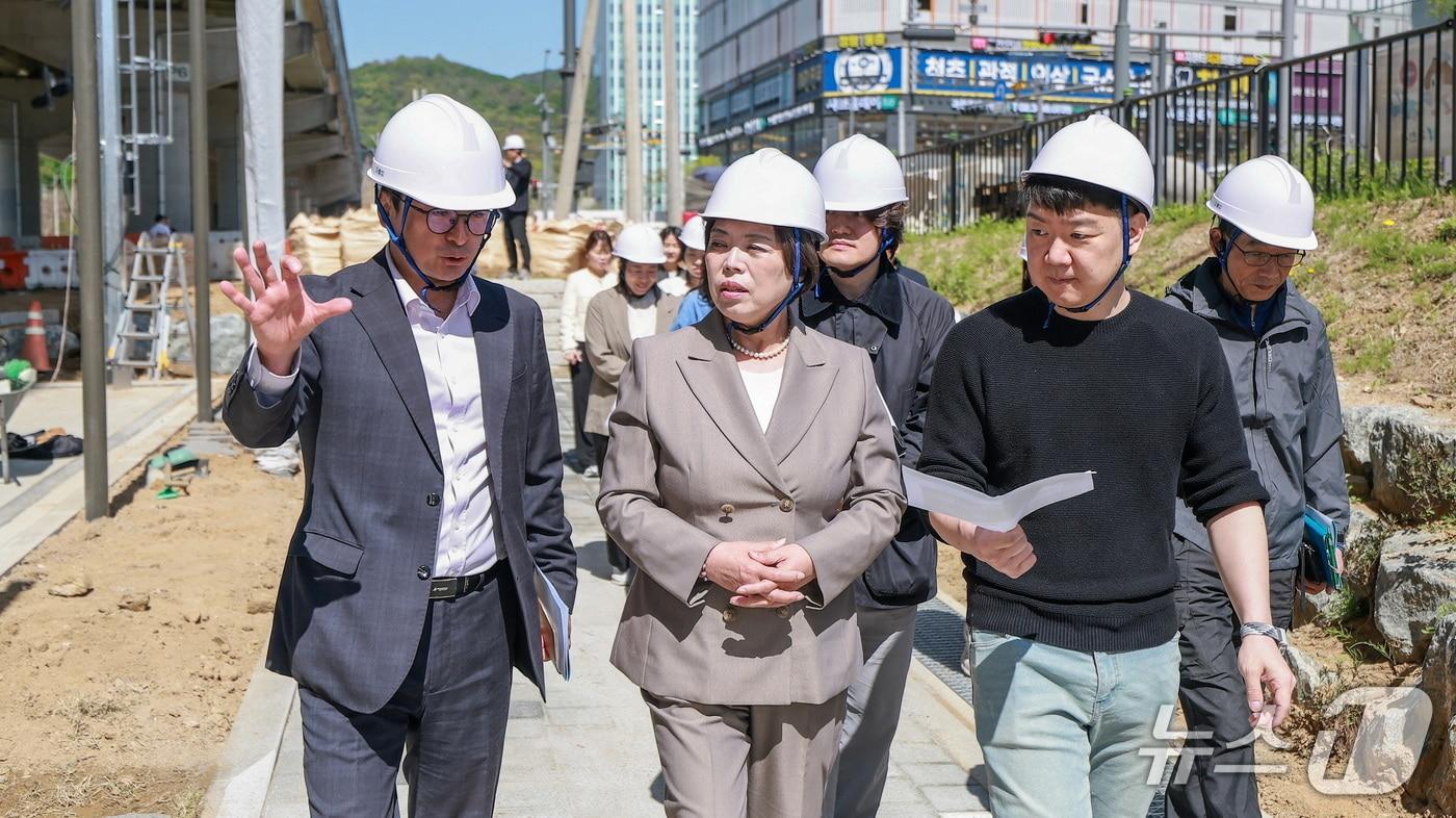 본문 이미지 - 제2경인고속도로 하부 체육시설 공사 현장 점검.(과천시 제공)