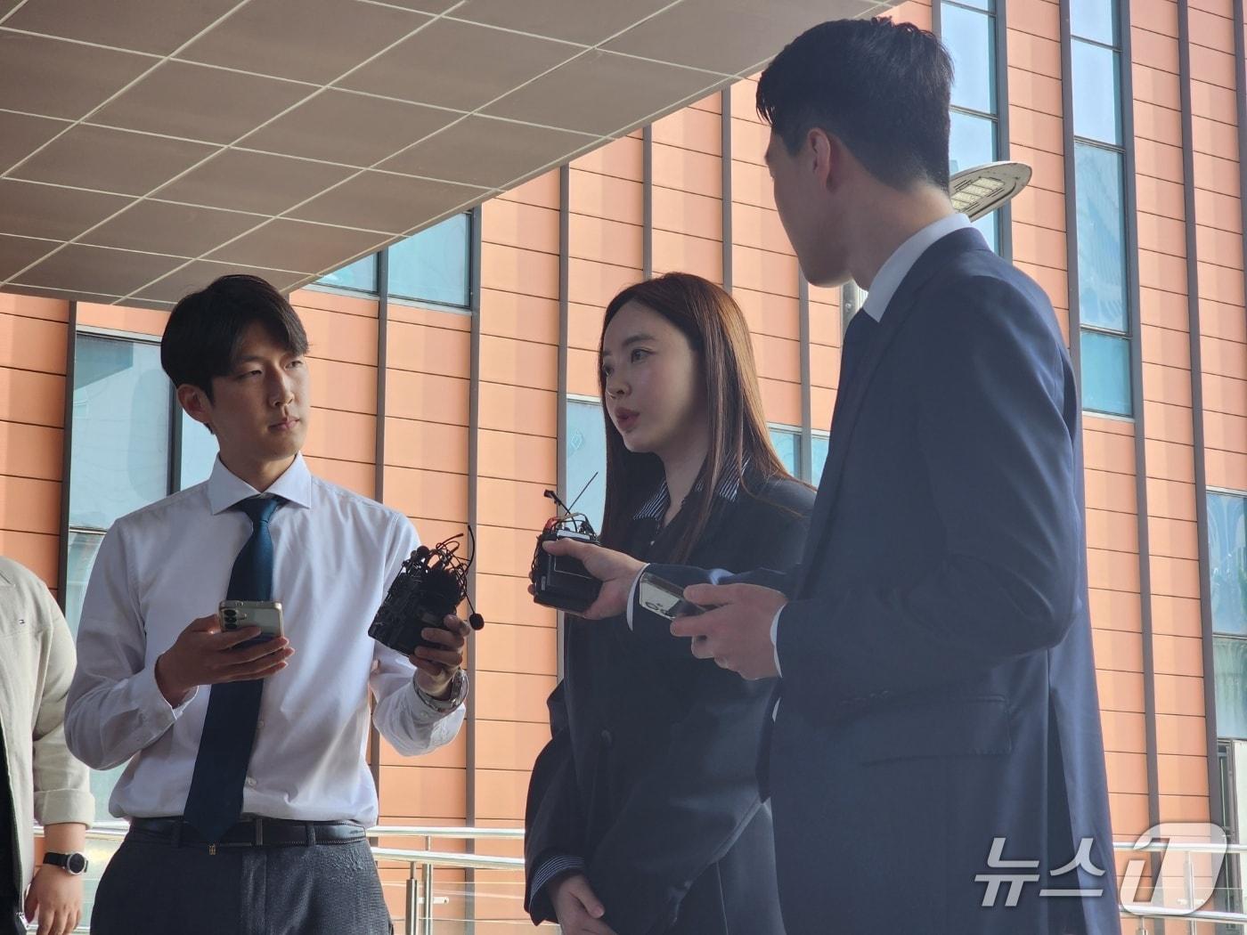 본문 이미지 - 29일 서울 강남경찰서 앞에서 필라테스 강사 출신 인플루언서 양정원 씨가 대질조사 전 입장을 밝히고 있다. 2026.04.29/ⓒ 뉴스1 권진영 기자