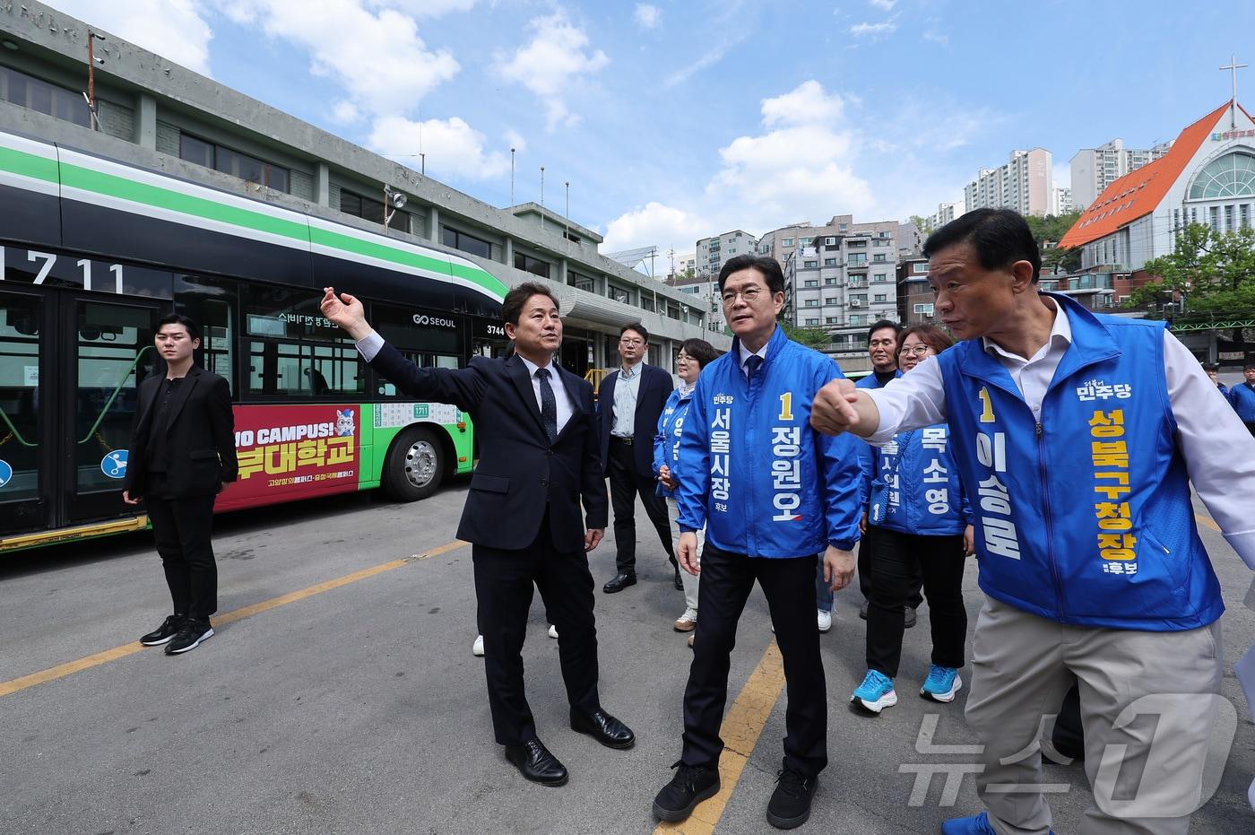 본문 이미지 - 정원오 더불어민주당 서울시장 후보가 29일 서울 성북구 정릉공영차고지에서 열린 '찾아가는 현장: 정릉차고지편'에서 차고지 부지를 둘러보고 있다. 2026.4.29 ⓒ 뉴스1 김성진 기자