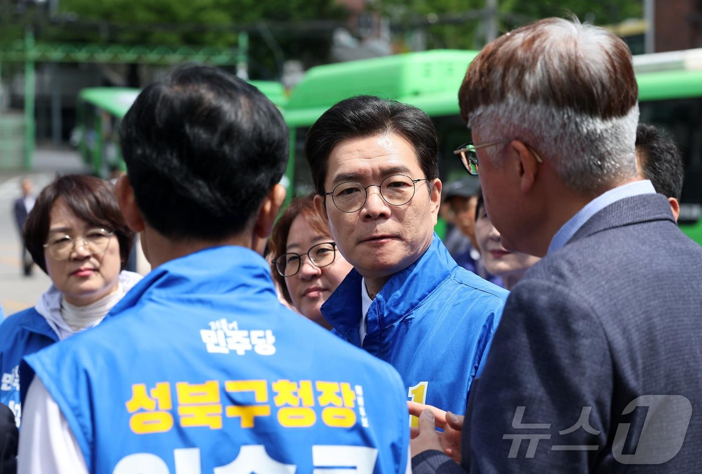 본문 이미지 - 정원오 더불어민주당 서울시장 후보가 29일 서울 성북구 정릉공영차고지에서 열린 '찾아가는 현장: 정릉차고지편'에서 관계자의 발언을 듣고 있다. 2026.4.29 ⓒ 뉴스1 김성진 기자