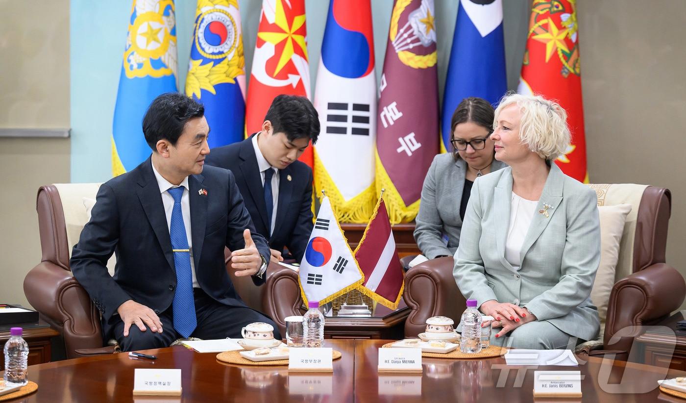 본문 이미지 - 안규백 국방부 장관이 29일 오전 서울 용산구 국방부 청사에서 다이가 미에리냐 라트비아 국회의장을 접견하고 있다. (국방부 제공. 재판매 및 DB 금지) 2026.4.29 ⓒ 뉴스1