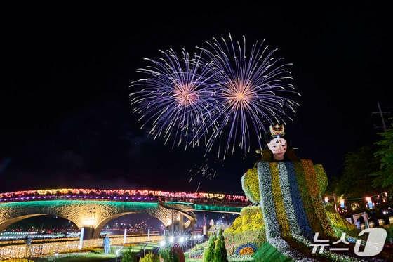 본문 이미지 - 지난 2025년 5월 제95회 춘향제 당시 남원 요천꽃밭 춘향 조형물 앞에서 바라본 불꽃놀이 모습.(남원시 제공. 재판매 및 DB금지)/뉴스1