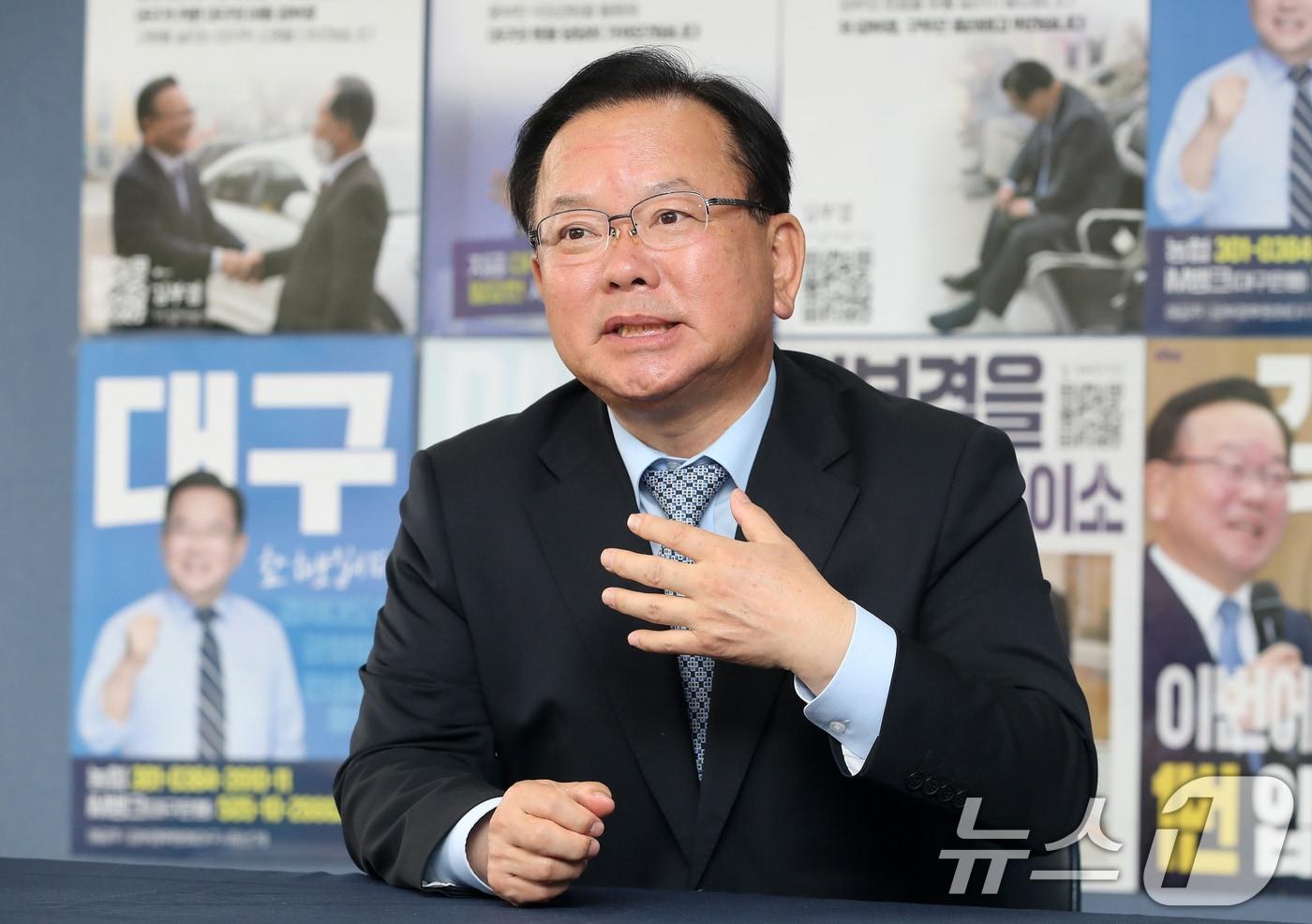 본문 이미지 - 김부겸 더불어민주당 대구시장 후보가 29일 오후 대구 달서구 두류동 선거사무소에서 뉴스1과 인터뷰하며 35일 앞으로 다가온 6·3 지방선거에 대한 각오를 밝혔다. ⓒ 뉴스1 공정식 기자