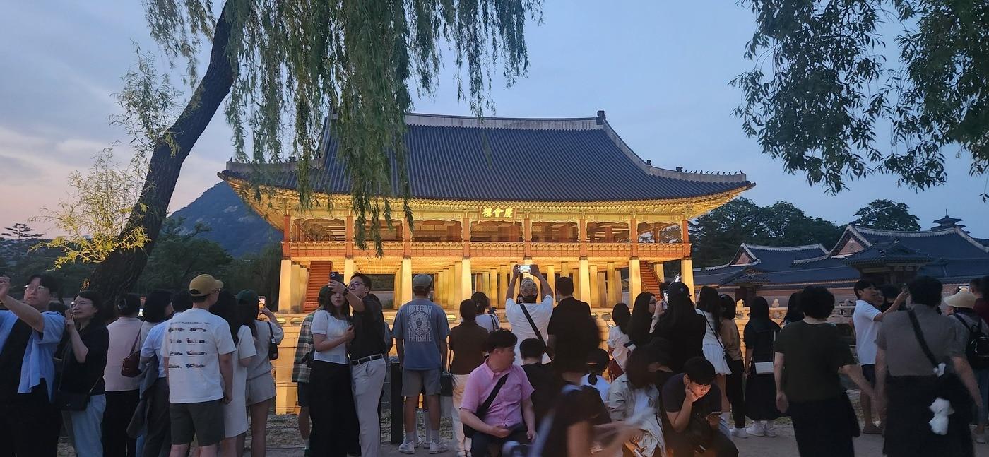 본문 이미지 - 지난해 열린 경복궁 야간관람 행사 모습(국가유산청 제공)