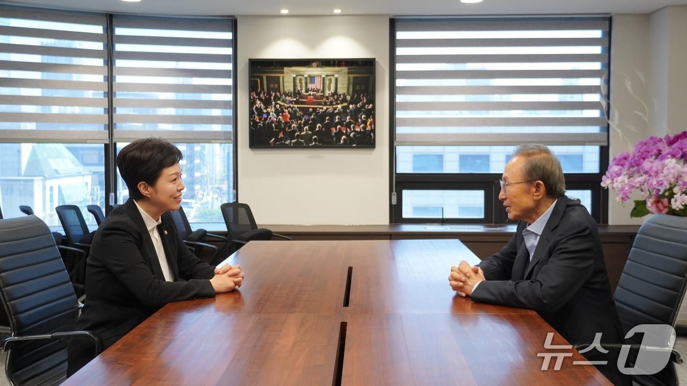 본문 이미지 - 김은혜 국민의힘 의원이 29일 이명박 전 대통령을 예방했다. (김은혜 의원 페이스북)