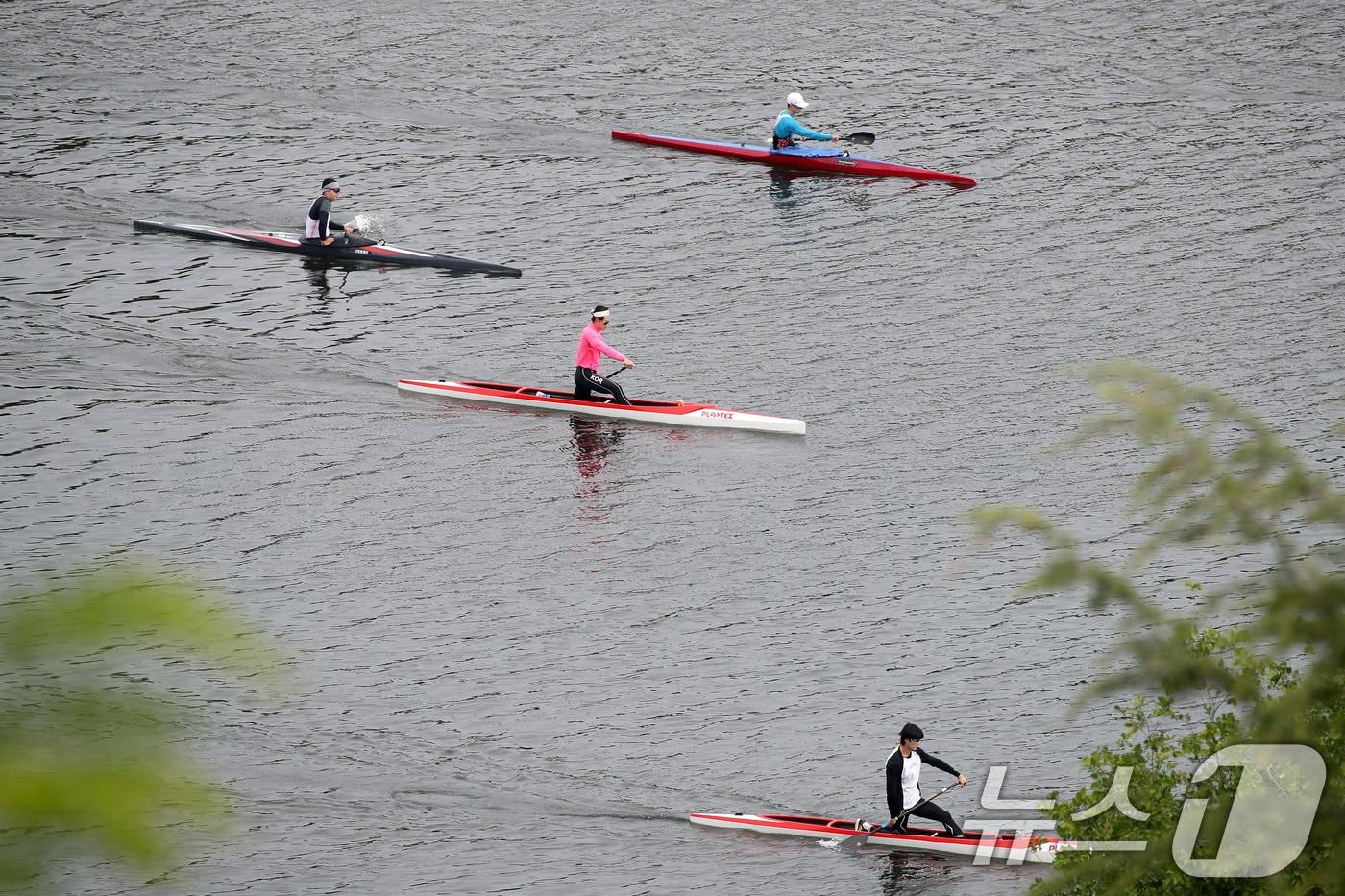 본문 이미지 - 29일 대구 동구 금호강에서 카약 선수들이 힘차게 노를 저으며 앞으로 나아가고 있다. 2026.4.29 ⓒ 뉴스1 공정식 기자