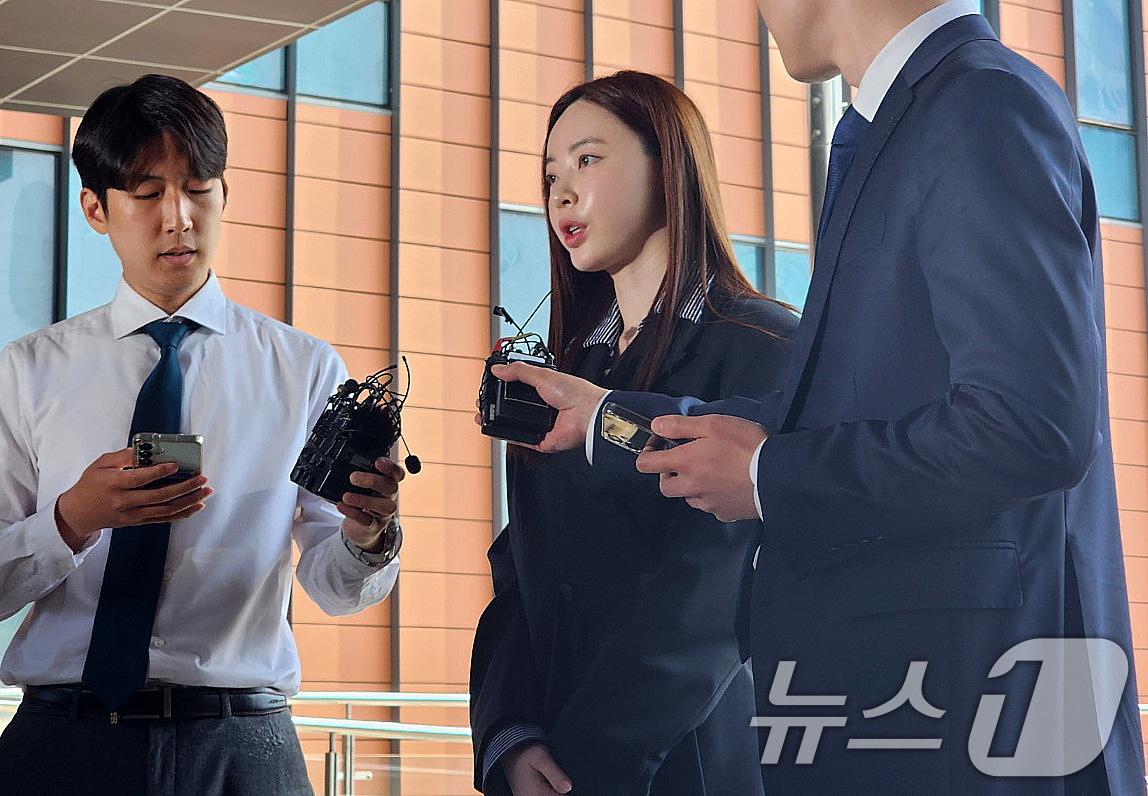 본문 이미지 - 필라테스 강사 출신 인플루언서 양정원 씨(36)가 29일 오후 자신이 연루된 가맹사기 사건의 대질조사를 위해 강남경찰서에 출석하며 취재진 질문에 답하고 있다. 2026.4.29 ⓒ 뉴스1 권진영 기자