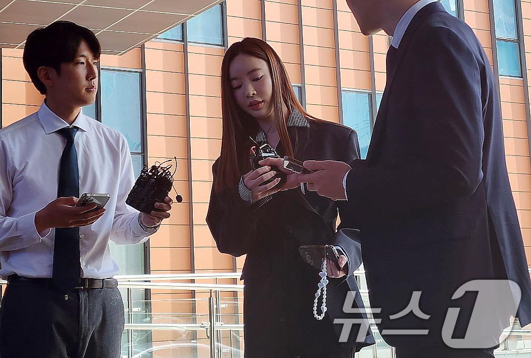 본문 이미지 - 필라테스 강사 출신 인플루언서 양정원 씨(37)가 29일 오후 자신이 연루된 가맹사기 사건의 대질조사를 위해 강남경찰서에 출석하며 취재진 질문에 답하고 있다. 2026.4.29 ⓒ 뉴스1 권진영 기자