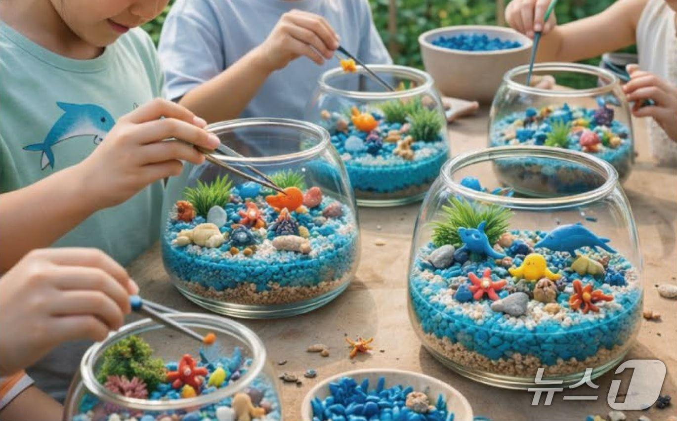 본문 이미지 - 해양테라리움 만들기 체험에 참여하고 있는 어린이 모습(해진공 제공. 재판매 및 DB금지)