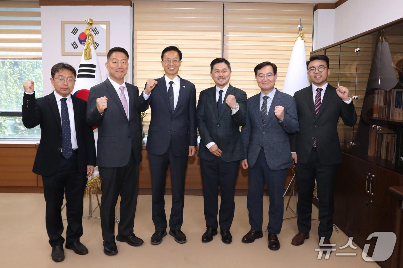 본문 이미지 - 김용선 지식재산처장(왼쪽에서 3번째)이 김민태 한국지식재산협회 회장(왼쪽에서 4번째) 등 관계자들과 간담회를 마치고 기념촬영을 하고 있다.(지식재산처 제공.재판매 및 DB금지)/뉴스1