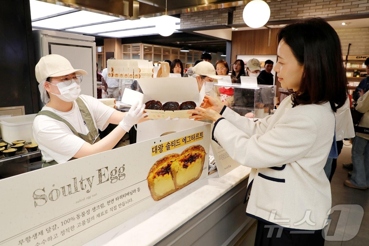 본문 이미지 - 광주신세계 지하 1층 소울티에그 매장에서 에그타르트를 판매하고 있다. (광주신세계 제공. 재배포 및 DB 금지)