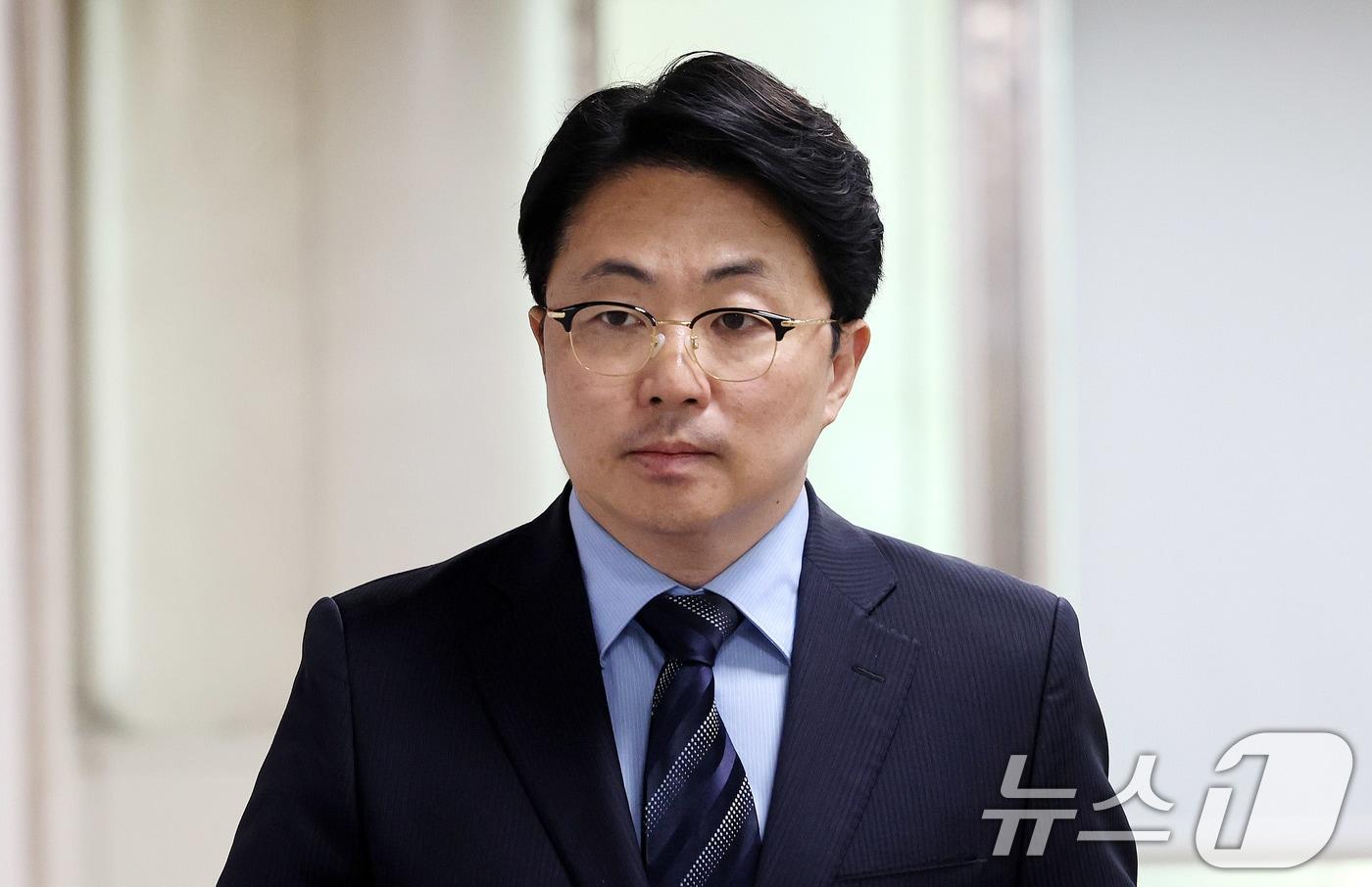 본문 이미지 - 회삿돈을 횡령한 혐의로 재판에 넘겨진 '집사 게이트' 당사자 김예성 씨가 지난 4월 29일 서울 서초구 서울고법에서 열린 특정경제범죄 가중처벌법상 횡령 등 혐의 사건 항소심 2심 선고 공판에 출석하고 있다. 2026.4.29 ⓒ 뉴스1 박지혜 기자