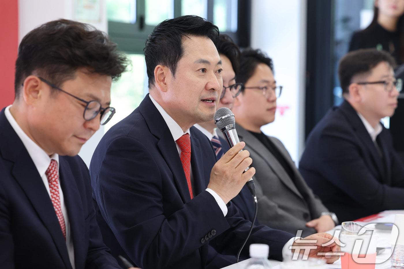 본문 이미지 - 장동혁 국민의힘 대표가 29일 서울 서대문구 카페폭포에서 열린 생활 밀착형 청년 공약 간담회에서 인사말을 하고 있다. 2026.4.29 ⓒ 뉴스1 신웅수 기자