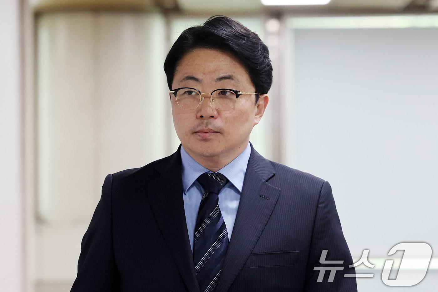 본문 이미지 - 회삿돈을 횡령한 혐의로 재판에 넘겨진 '집사 게이트' 당사자 김예성씨가 29일 서울 서초구 서울고법에서 열린 특정경제범죄 가중처벌법상 횡령 등 혐의 사건 항소심 2심 선고 공판에 출석하고 있다. 이날 서울고법 형사8부는 김씨의 특정경제범죄가중처벌법상 횡령·업무상 횡령 혐의 항소심에서 1심과 같이 무죄 및 공소기각을 선고했다. 2026.4.29 ⓒ 뉴스1 박지혜 기자