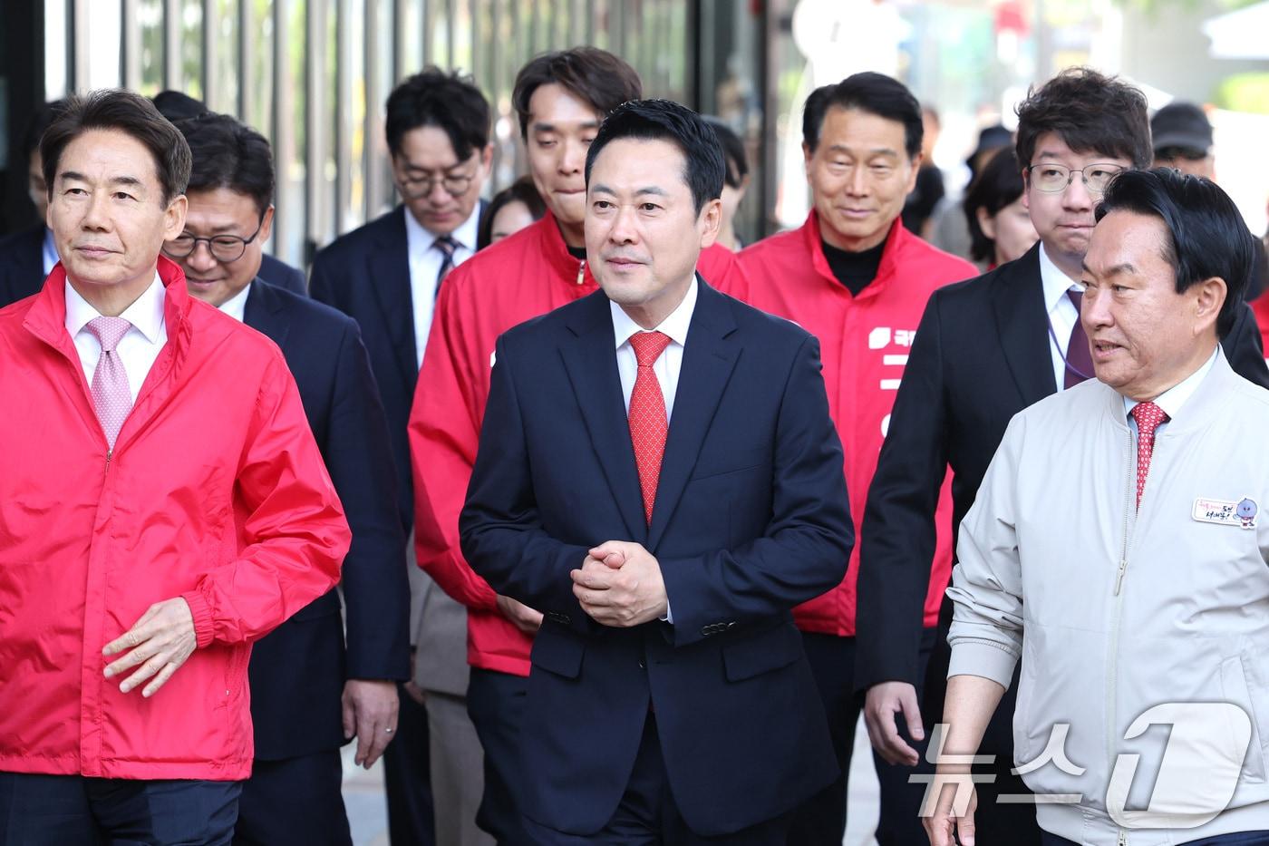 본문 이미지 - 장동혁 국민의힘 대표가 29일 서울 서대문구 카페폭포에서 열린 생활 밀착형 청년 공약 간담회에 참석하고 있다. 2026.4.29 ⓒ 뉴스1 신웅수 기자