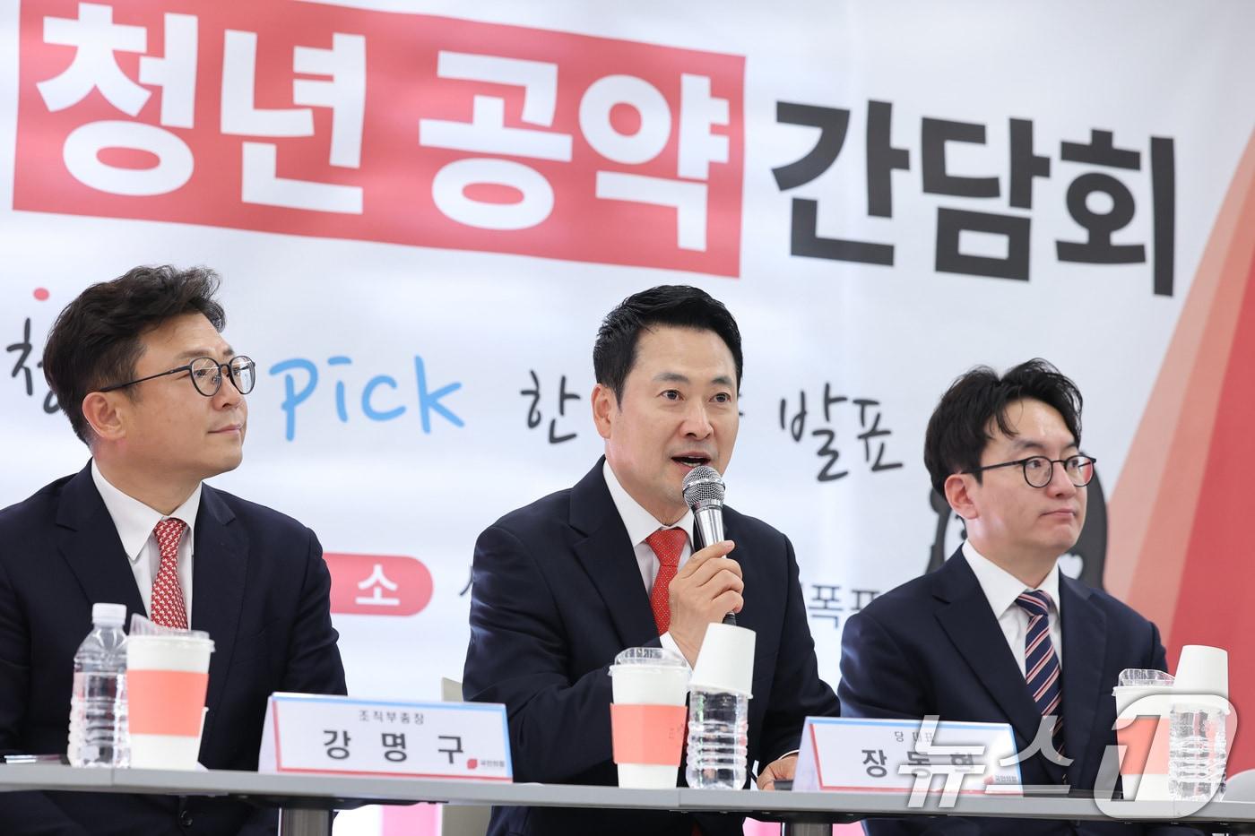 본문 이미지 - 장동혁 국민의힘 대표가 29일 서울 서대문구 카페폭포에서 열린 생활 밀착형 청년 공약 간담회에서 인사말을 하고 있다. 2026.4.29 ⓒ 뉴스1 신웅수 기자