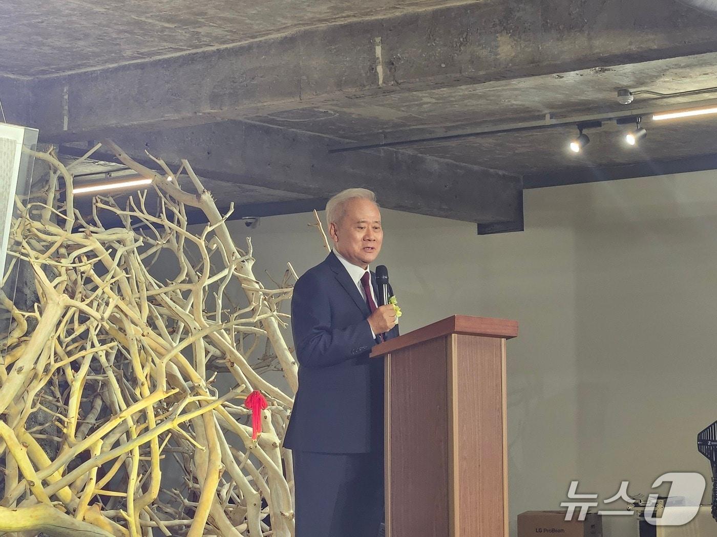 본문 이미지 - 홍성열 마리오아울렛 회장이 29일 오후 서울 금천구 마리오 까르뜨니트 공장에서 열린 'MGM IP 유니버스 2026' 프로젝트 미디어데이에서 인사말을 하고 있다. 2026.4.29 ⓒ 뉴스1 박혜연 기자