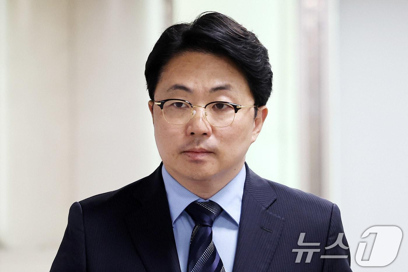 본문 이미지 - 회삿돈을 횡령한 혐의로 재판에 넘겨진 '집사 게이트' 당사자 김예성씨가 지난 4월 29일 서울 서초구 서울고법에서 열린 특정경제범죄 가중처벌법상 횡령 등 혐의 사건 항소심 2심 선고 공판에 출석하고 있다. 2026.4.29 ⓒ 뉴스1 박지혜 기자