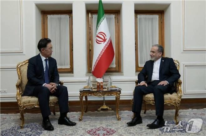 본문 이미지 -  정병하(왼쪽) 외교부 장관 특사가 지난 22일(현지 시각) 이란 테헤란에서 아바스 아라그치 이란 외무장관을 면담하고 있다. (이란 외무부 제공)