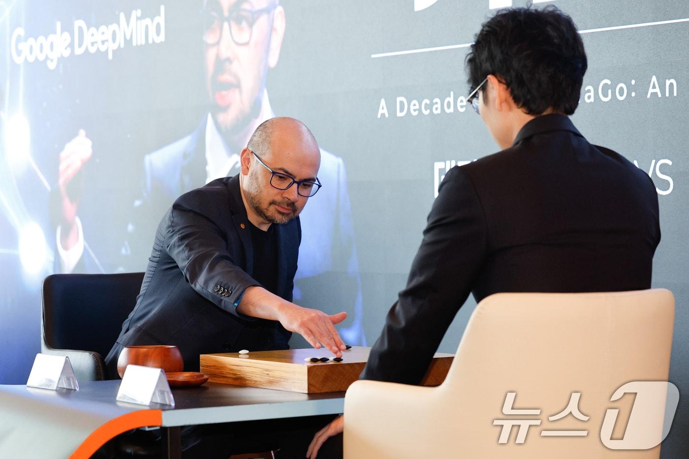 본문 이미지 - 데미스 하사비스 구글 딥마인드 공동 창업자 및 CEO와 신진서 9단이 29일 서울 중구 웨스틴조선호텔에서 '알파고 10년 : 위대한 동행' 행사에 참석해 친선대국을 펼치고 있다. 2026.4.29 ⓒ 뉴스1 안은나 기자