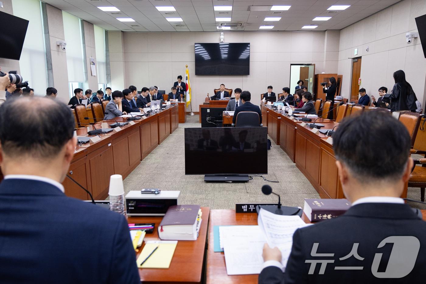 본문 이미지 - 김용민 국회 법제사법위원회 법안심사제1소위원장이 29일 서울 여의도 국회에서 제434회 국회(임시회) 폐회중 열린 법제사법위원회 제3차 법안심사제1소위원회에서 의사봉을 두드리고 있다. 2026.4.29 ⓒ 뉴스1 유승관 기자