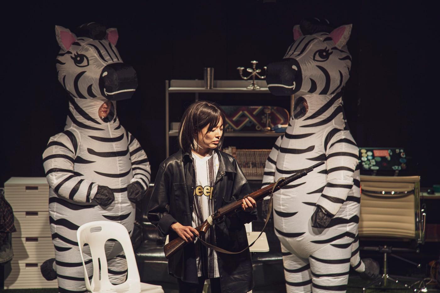 본문 이미지 - 연극 '양떼목장의 대혈투' 사진ⓒ그린피그(국립정동극장 제공)