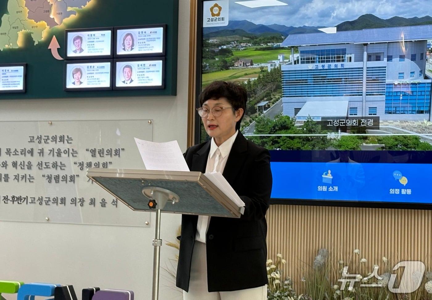 본문 이미지 - 29일 경남 고성군의회 로비에서 무소속 이쌍자 군의원이 선거구 조정을 비판하는 기자회견을 하고 있다.2026.04.29/뉴스1 강미영기자