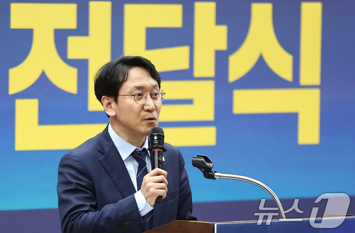 본문 이미지 - 천준호 더불어민주당 원내대표 직무대행이 29일 서울 여의도 국회에서 열린 6.3 지방선거 소상공인 정책전달식에서 축사를 하고 있다. 2026.4.29 ⓒ 뉴스1 김도우 기자