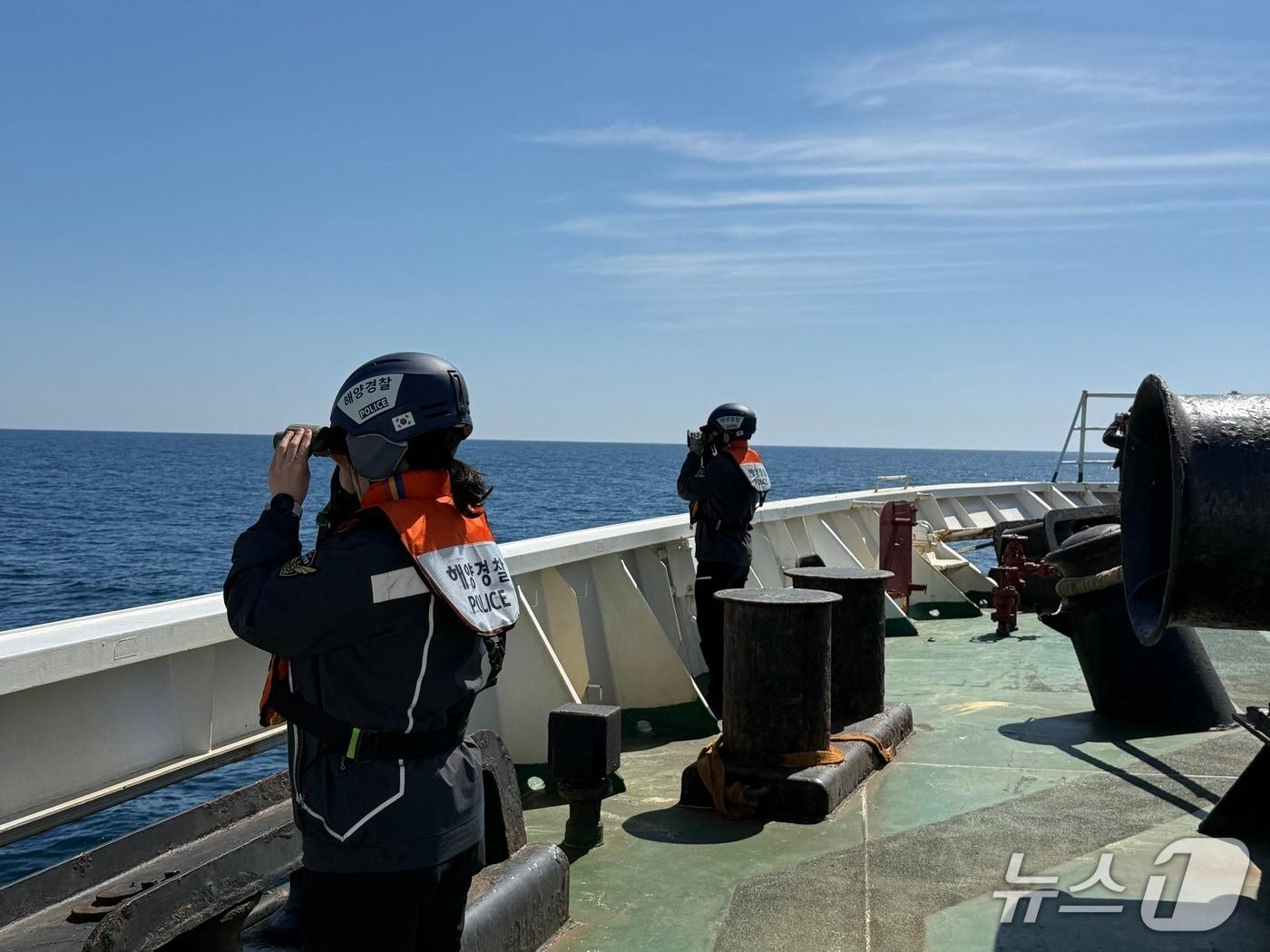 본문 이미지 - 선원 추락 사고와 관련해 실종자를 수색 중인 동해해경 대원들. (동해해경 제공, 재판매 및 DB 금지) 2026.4.29/뉴스1