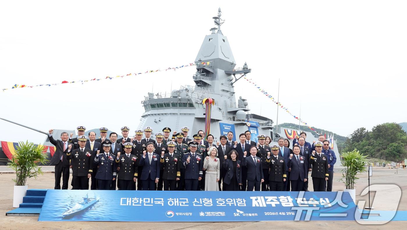 본문 이미지 - 29일 오후 경남 고성군 동해면 SK오션플랜트에서 열린 3600톤급 최신예 호위함인 울산급(Batch-Ⅲ) 4번함 '제주함' 진수식에서 진영승 합참의장, 김경률 해군참모총장, 정재준 방사청 기반전력사업본부장, 강영규 SK오션플랜트 대표이사 등 참석자들이 기념촬영을 하고 있다. 제주함은 길이 129m, 폭 14.8m, 높이 38.9m이며 5인치 함포, 한국형 수직발사체계(KVLS), 대함유도탄방어유도탄, 함대함유도탄, 전술함대지유도탄, 장거리 대잠어뢰 등을 장착했다. (공동취재) 2026.4.29 ⓒ 뉴스1 윤일지 기자