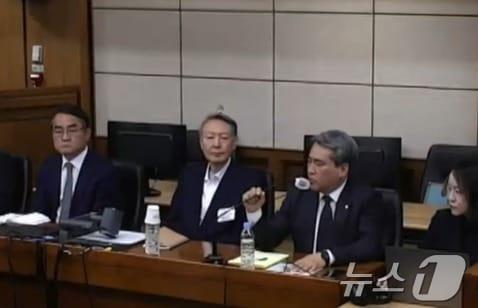 본문 이미지 - 윤석열 전 대통령이 29일 오후 서울 서초구 서울고등법원에서 열린 특수공무집행방해, 직권남용 권리행사방해 등 혐의 2심 선고 공판에 출석하고 있다. (서울고등법원 제공. 재판매 및 DB 금지) 2026.4.29 ⓒ 뉴스1