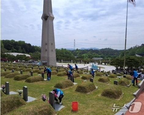 본문 이미지 - 사회봉사명령 대상자들이 29일 광주 북구 국립 5·18민주묘지에서 환경 정화 활동을 하고 있다.(사진=법무부 광주준법지원센터 제공. 재판매 및 DB 금지)