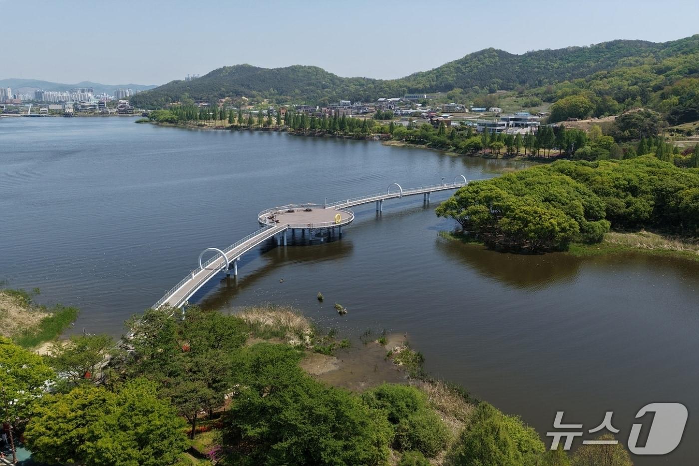 본문 이미지 - 신정호정원 달빛누리교.(제공. 재판매 및 DB금지)