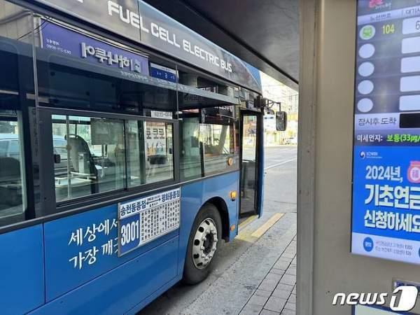 본문 이미지 - 시내버스 이용객 증가로 발생하는 시민 불편을 줄이기 위해 전주시가 다음달 6일부터 혼잡 노선에 예비 차량 3대를 투입하기로 했다. 사진은 전주시내버스 모습./뉴스1DB