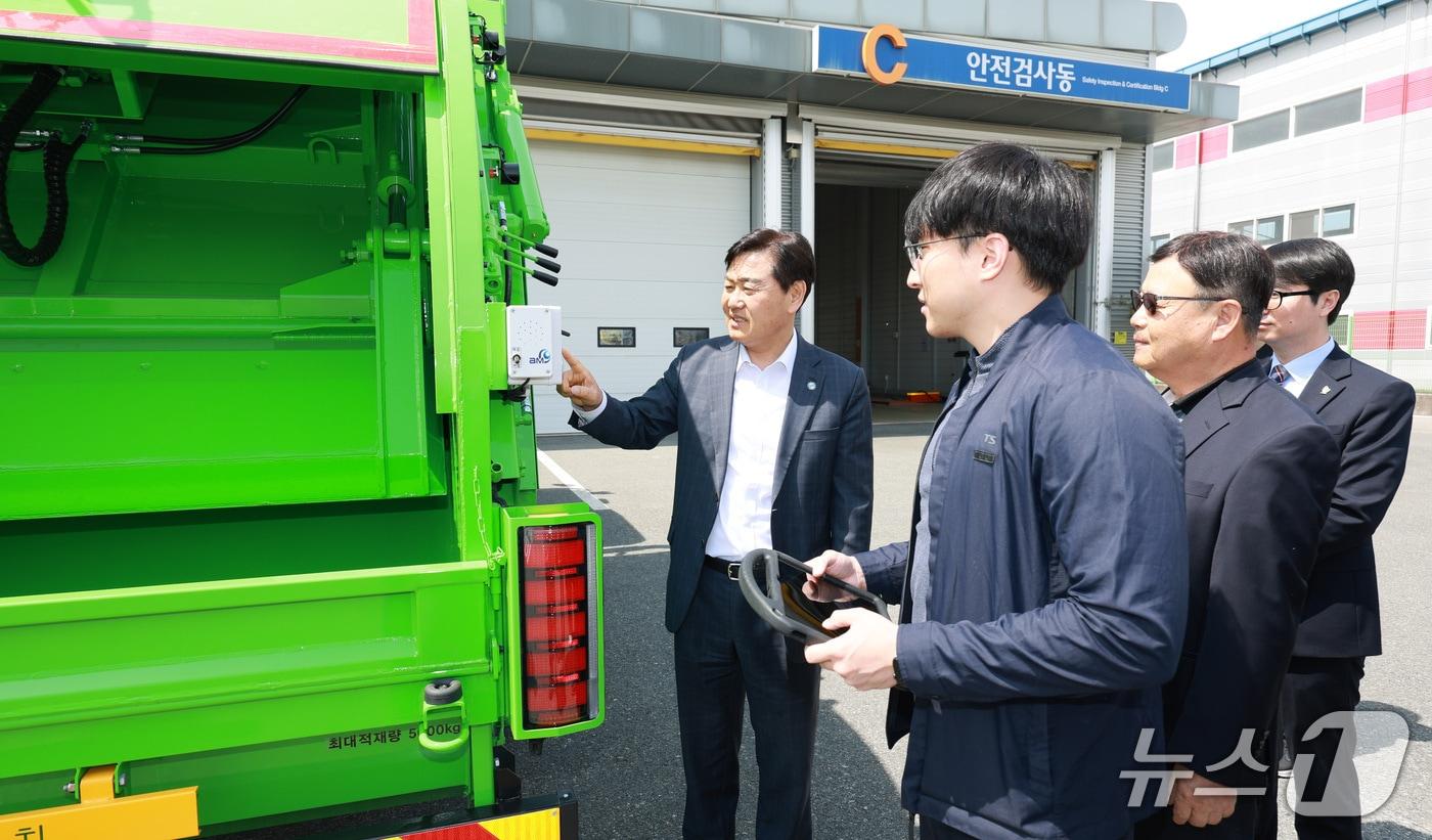 본문 이미지 - 29일 김관영 전북지사가 김제 특장차 검사지원센터를 찾아 현장 행정을 펼치고 있다.(전북도 제공. 재판매 및 DB금지)/뉴스1   