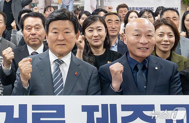 본문 이미지 - 김광수 제주도교육감 예비후보(왼쪽)와 최재호 김광수 제주도교육감 예비후보 선거대책위원회 클린선거기획단장.(김광수 선대위 제공, 재판매 및 DB 금지)