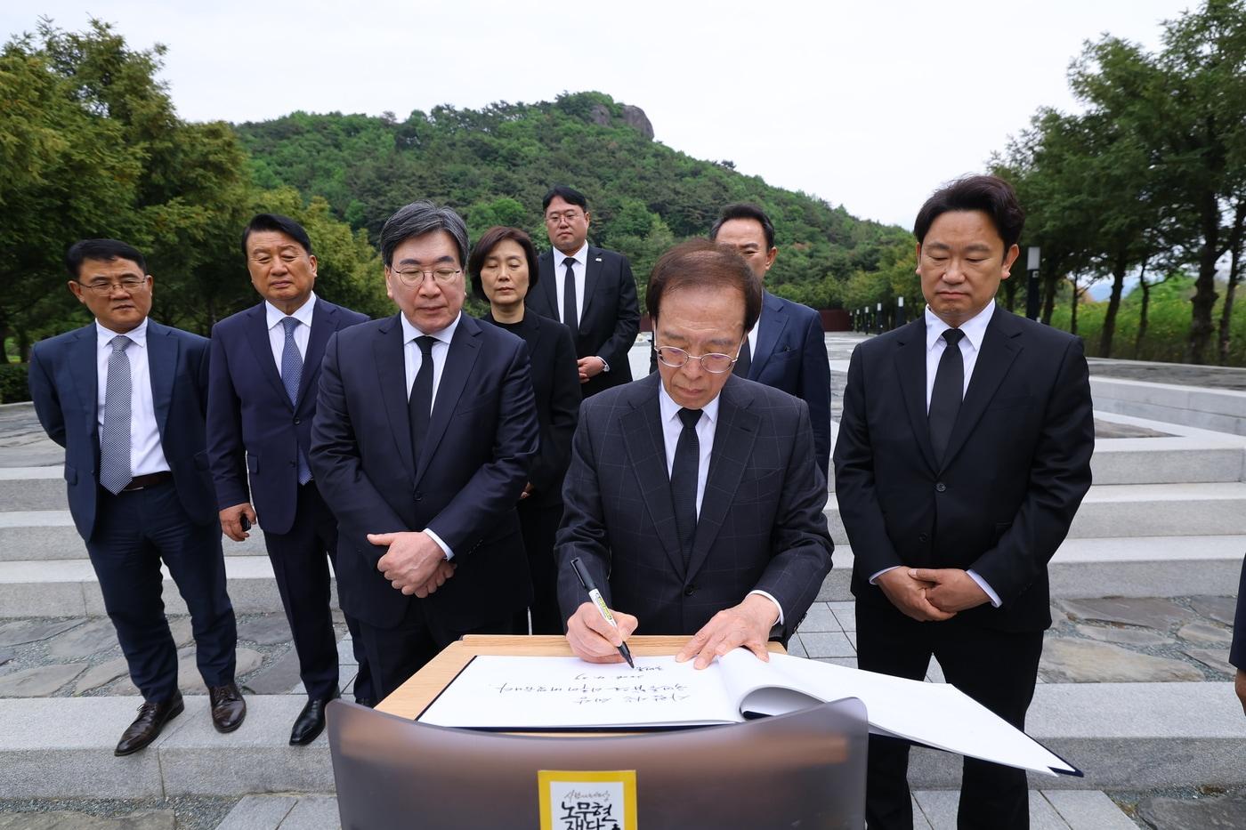 본문 이미지 - 노무현 전 대통령 묘역 찾은 이석연 국민통합위원회 위원장. (국민통합위원회 제공)