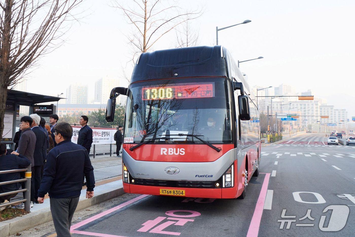 본문 이미지 - 경기 양주시와 잠실역을 오가는 1306번 광역버스. (사진 양주시) /뉴스1