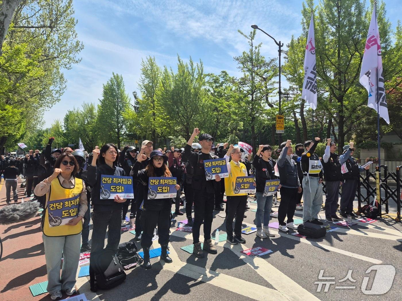 본문 이미지 - 전국민주노동조합총연맹(민주노총) 공공운수노조 라이더유니온지부와 화물연대본부가 29일 오후 서울 종로구 청와대 앞에서 집회를 열었다. 2026.4.29 ⓒ 뉴스1 신윤하 기자