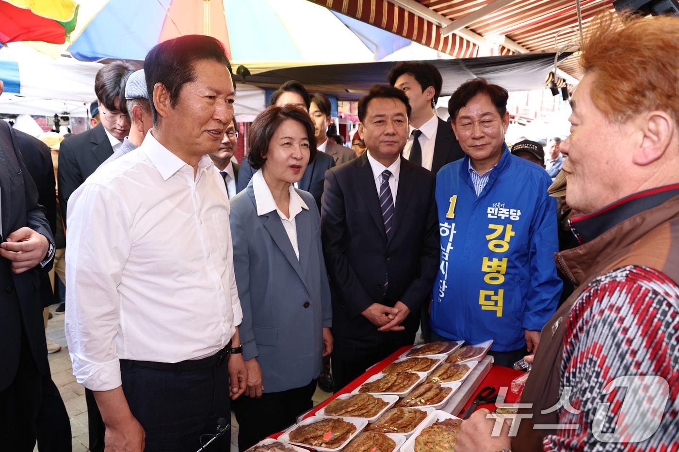 본문 이미지 - 더불어민주당 정청래 대표와 추미애 경기지사 후보, 이광재 하남갑 보궐선거 후보, 강병덕 하남시장 후보가 29일 오후 경기도 하남 덕풍전통시장을 찾아 상인과 인사하고 있다. 2026.4.29 ⓒ 뉴스1 구윤성 기자