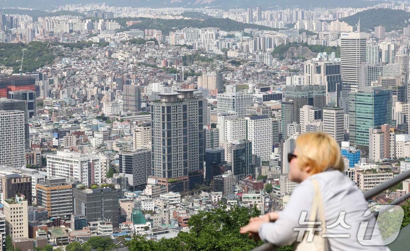 본문 이미지 - 서울 남산에서 바라본 아파트 단지 모습. 2026.4.29 ⓒ 뉴스1 임지훈 인턴기자